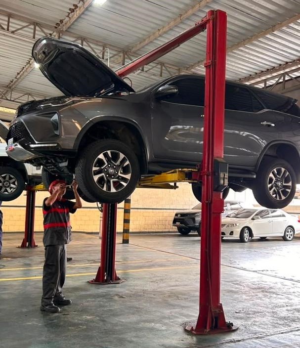 Técnico de Autoyota operando elevador en Servicio Express