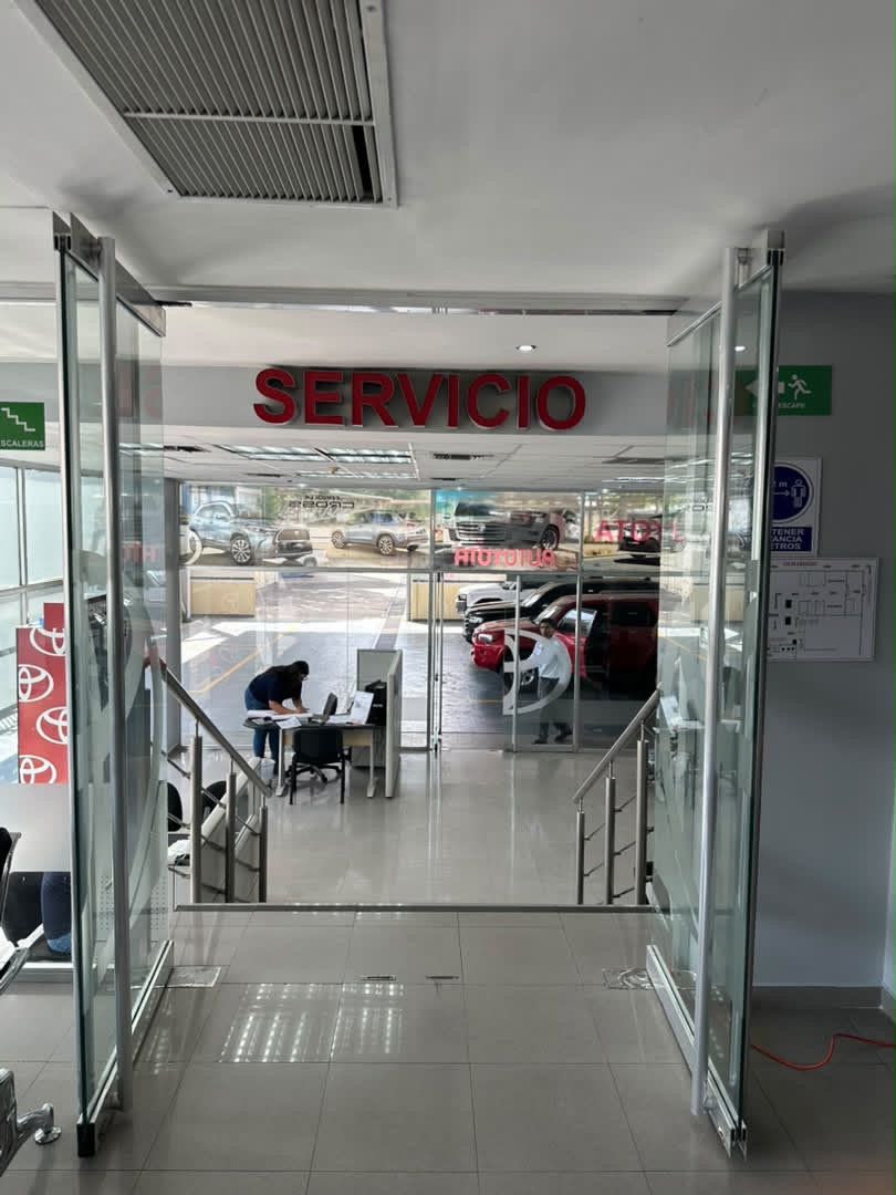 Sala de recepción cómoda y climatizada de Autoyota